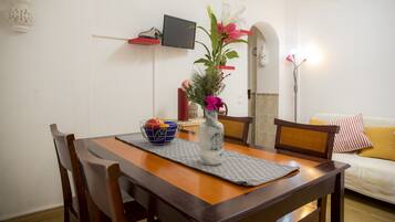 Apartamento, 1 habitación | Servicio de comidas en la habitación