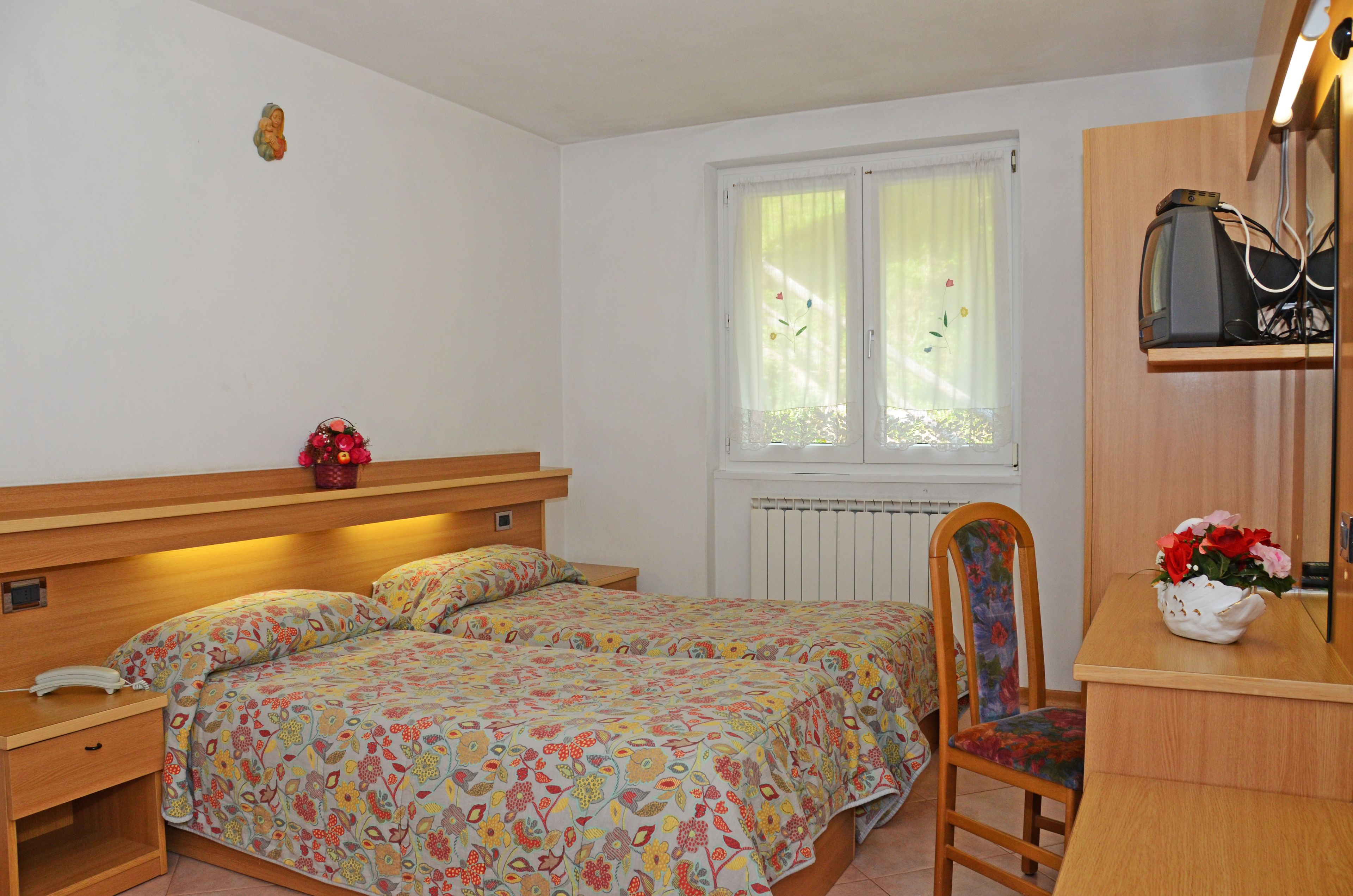standard double or twin room | in-room safe, desk, cots/infant beds, free wifi