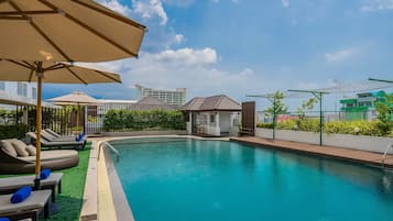 Piscina externa, espreguiçadeiras