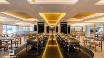 2 間餐廳;供應午餐、晚餐;中國菜