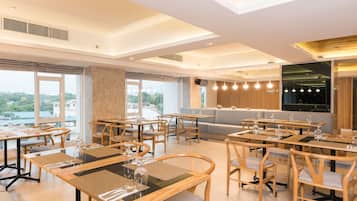 Päivittäinen buffetaamiainen (250 THB per henkilö)