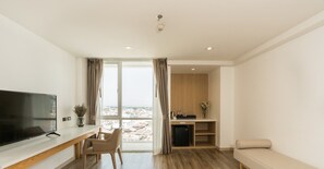 One Bedroom Suite | Phòng khách | TV màn hình phẳng 32-inch có truyền hình cáp, TV 