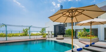 Piscine extérieure, chaises longues