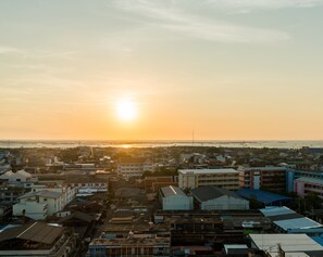Un paisaje urbano al atardecer con edificios y cielo despejado.