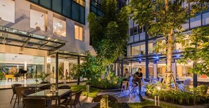 2 restaurantes, se sirven comidas, cenas y cocina china