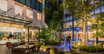 2 restaurants servant le déjeuner et le dîner, plats Cuisine chinoise