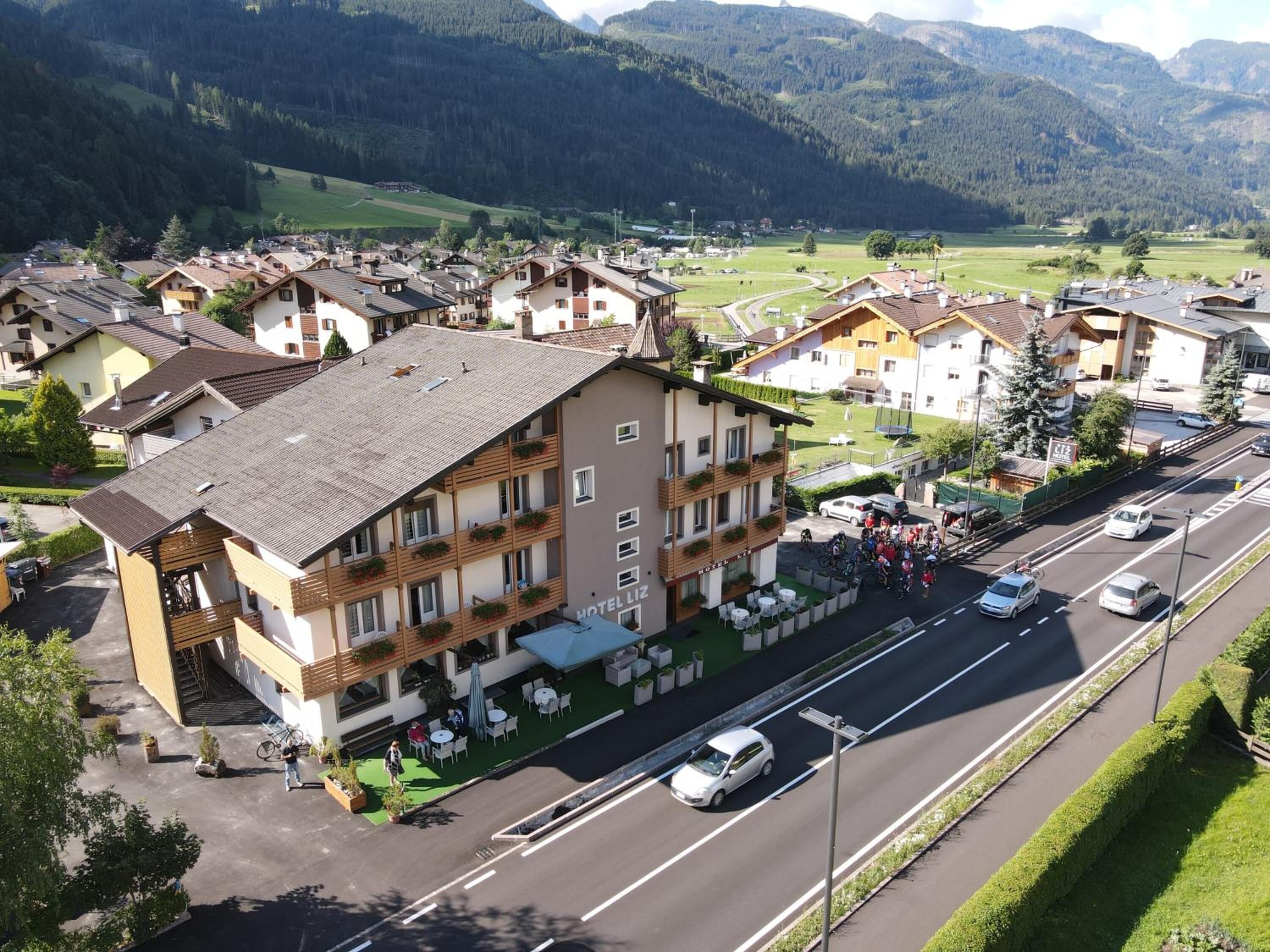 Un hotel con terraza, varios pisos y vistas del entorno.