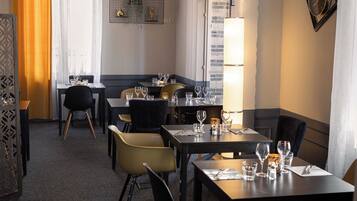 Déjeuner et dîner servis sur place