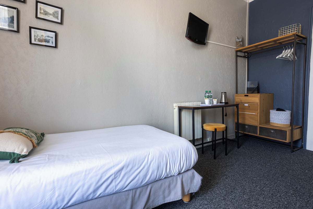 Dreibettzimmer | Individuell dekoriert, individuell eingerichtet, Schreibtisch