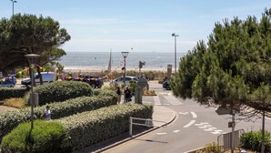 Una carretera costera con vista a la playa, un paso de peatones y un carril bici.
