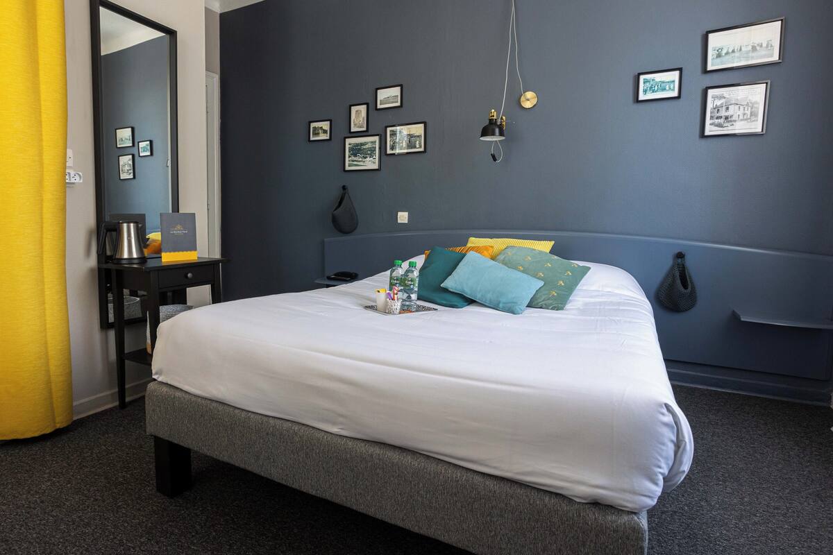 double room | individually decorated, individually furnished, desk, blackout curtains