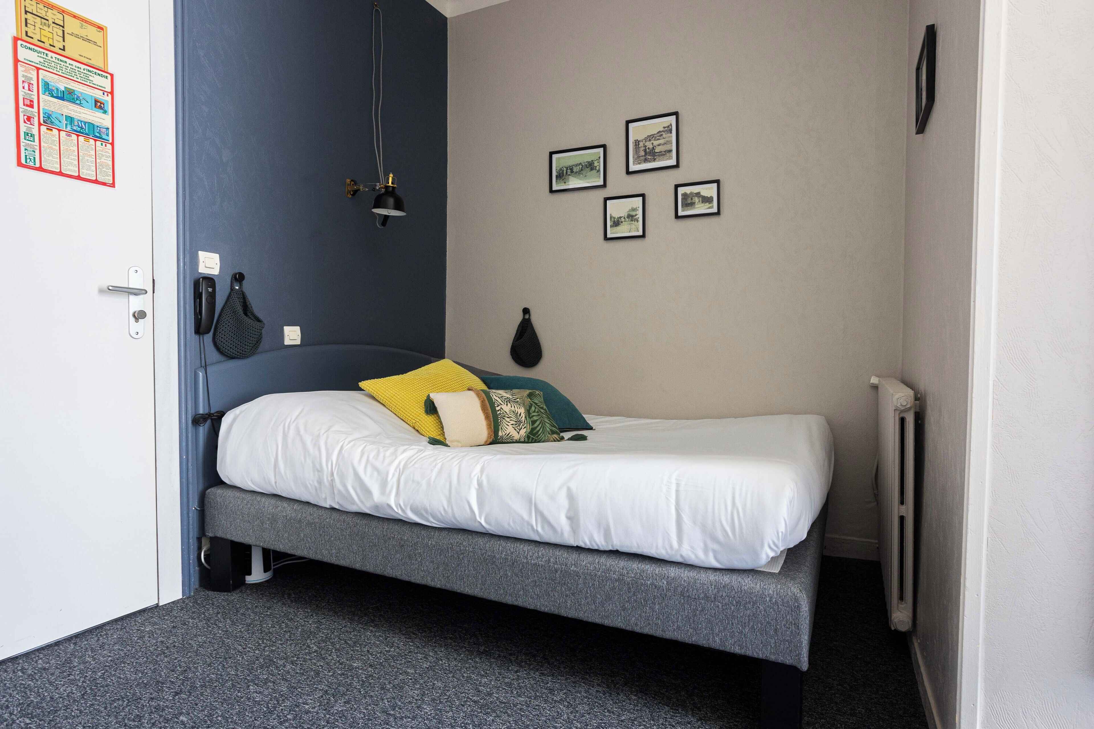 triple room | individually decorated, individually furnished, desk, blackout curtains