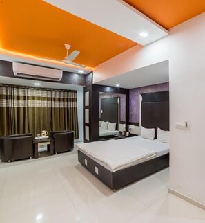 Cofres nos quartos, escrivaninha, quartos à prova de som, roupa de cama