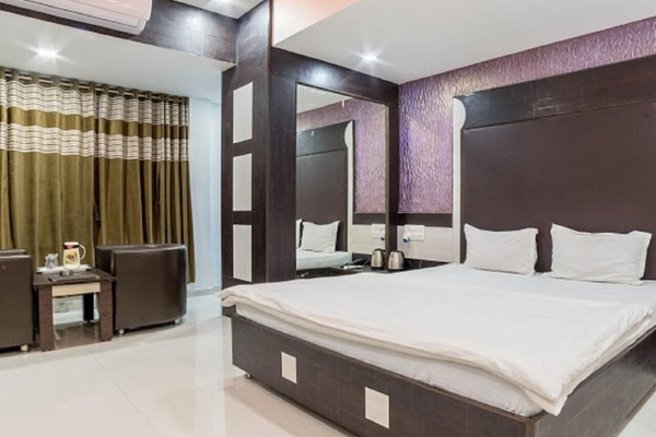 In-room safe, desk, soundproofing, bed sheets