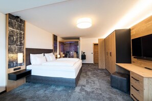 1 bedroom, premium bedding, in-room safe, desk