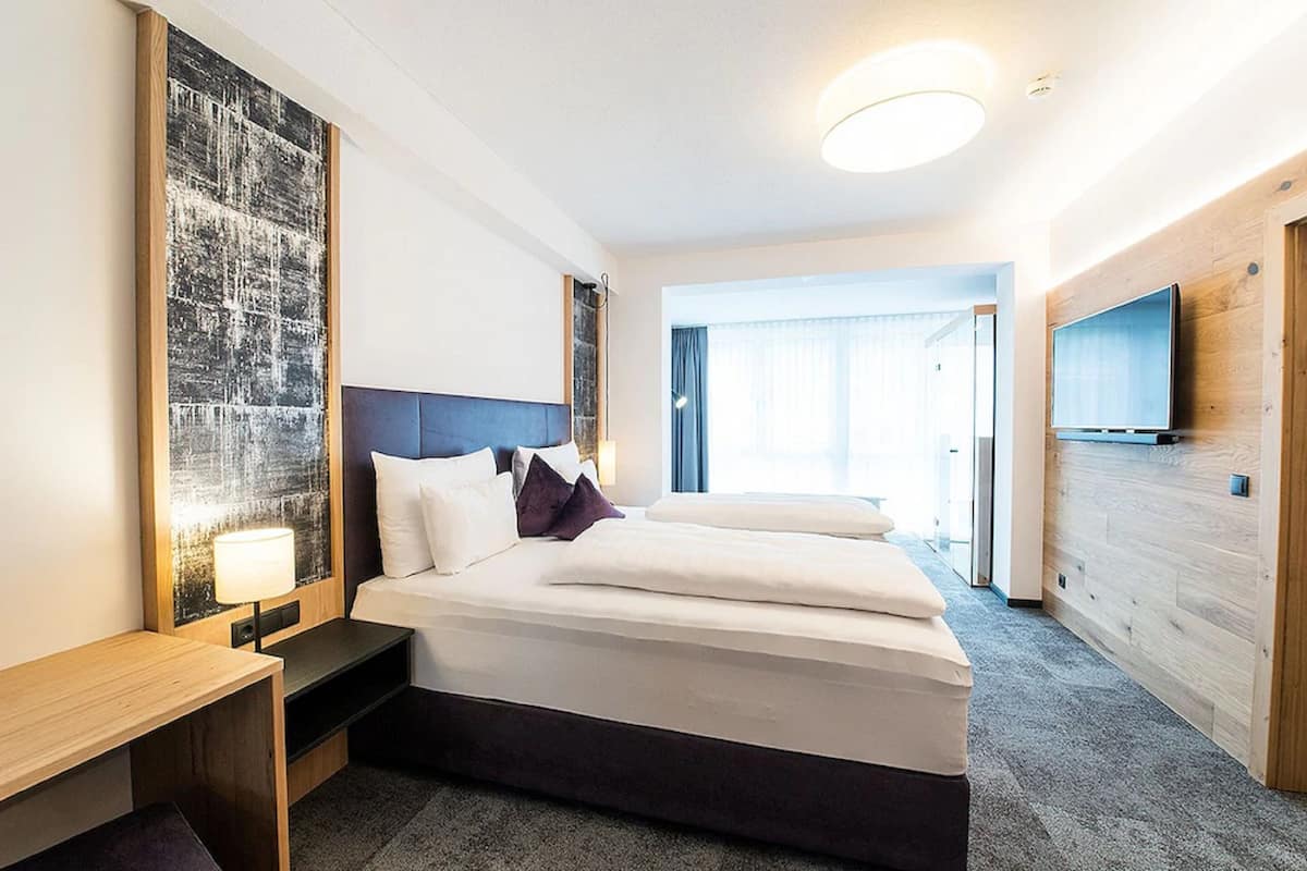 deluxe double room (rofan) | living area | flat-screen tv