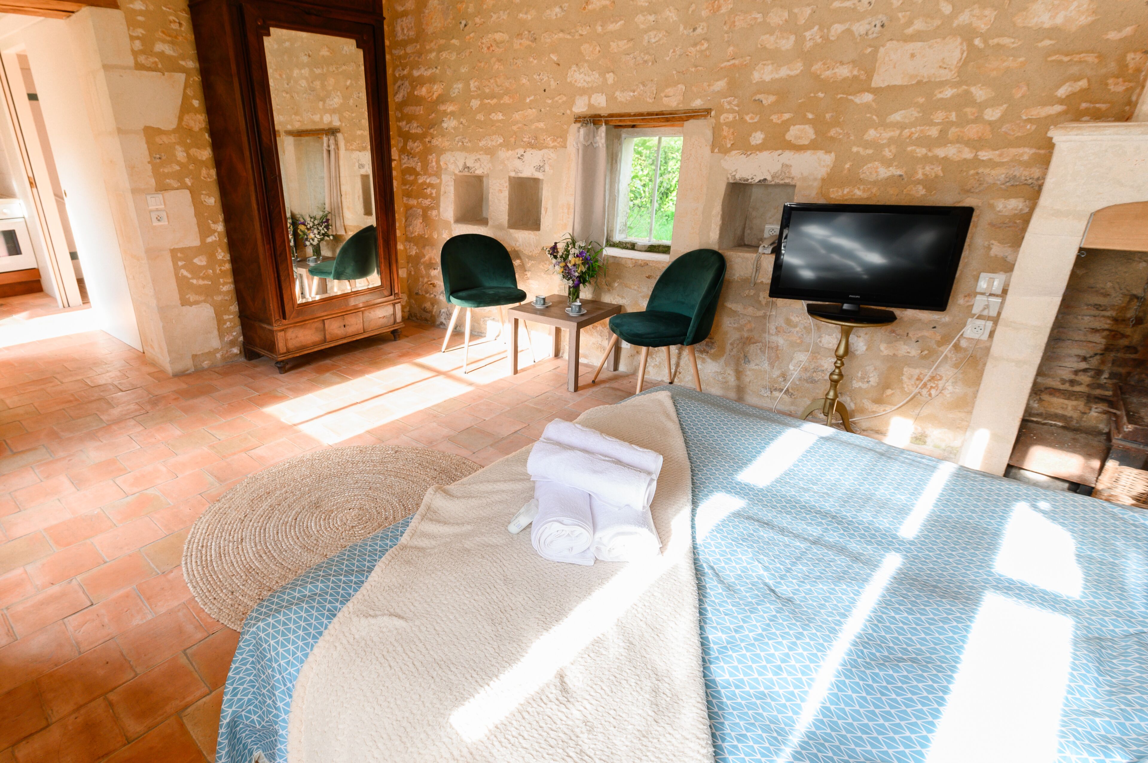 studio (le petit logis) | living area | flat-screen tv, toys