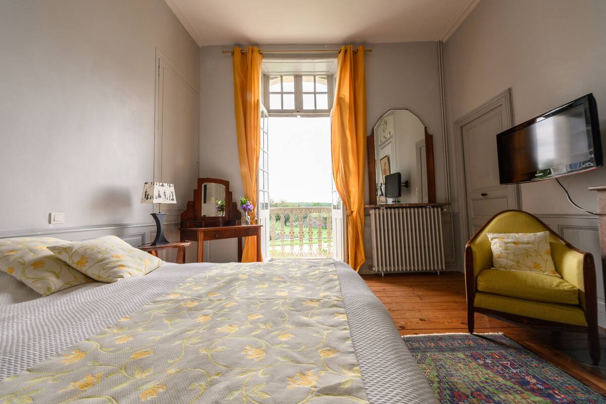 Tabla de planchar con plancha, wifi gratis y ropa de cama