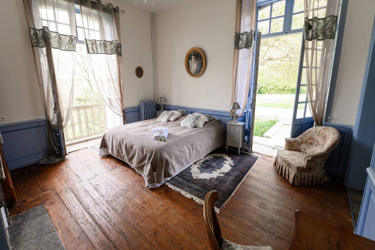 Habitación junior | Tabla de planchar con plancha, wifi gratis y ropa de cama