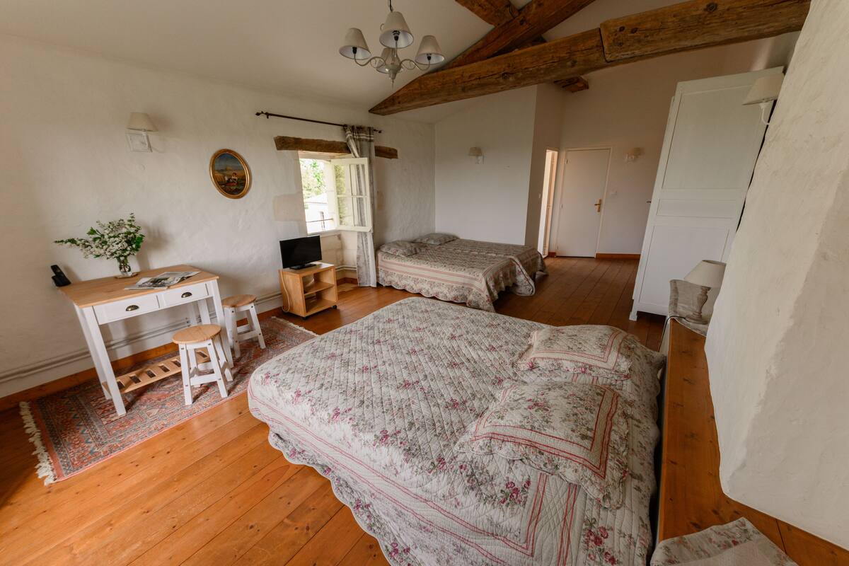 Habitación familiar | Tabla de planchar con plancha, wifi gratis y ropa de cama