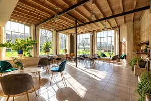 Desayuno buffet (EUR 10.00 por persona)
