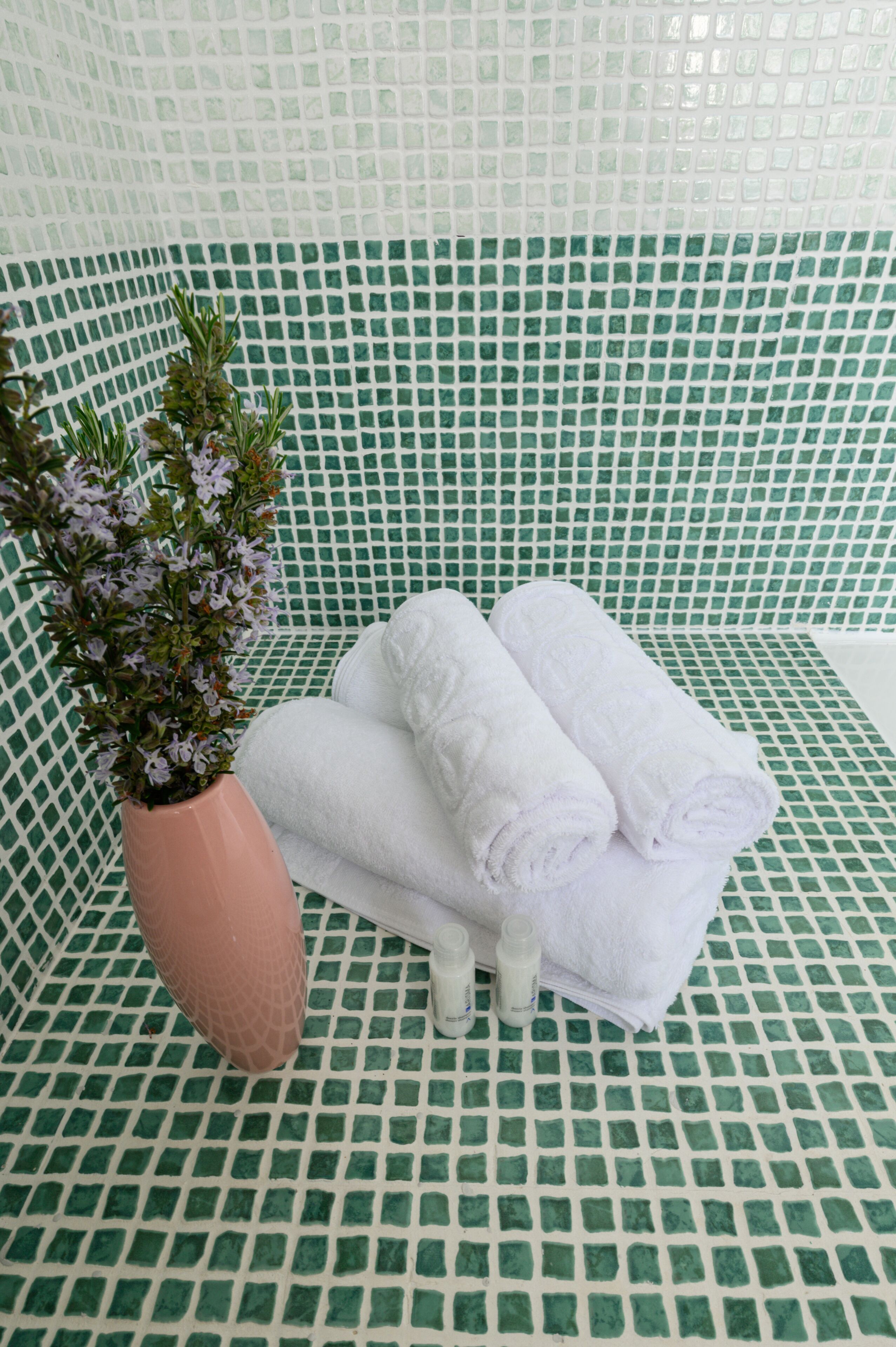 junior room | bathroom amenities | free toiletries, hair dryer, towels