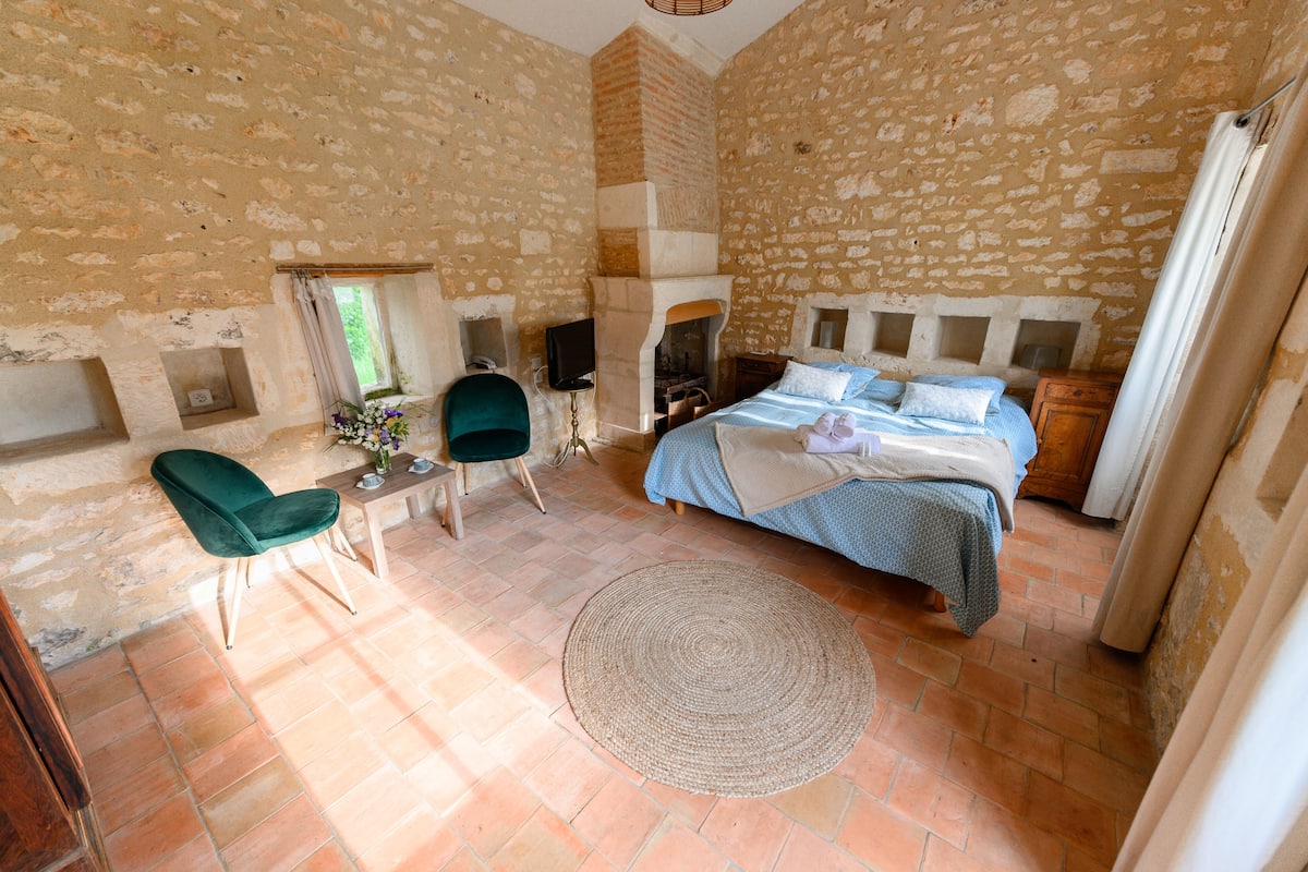 studio (le petit logis) | iron/ironing board, free wifi, bed sheets