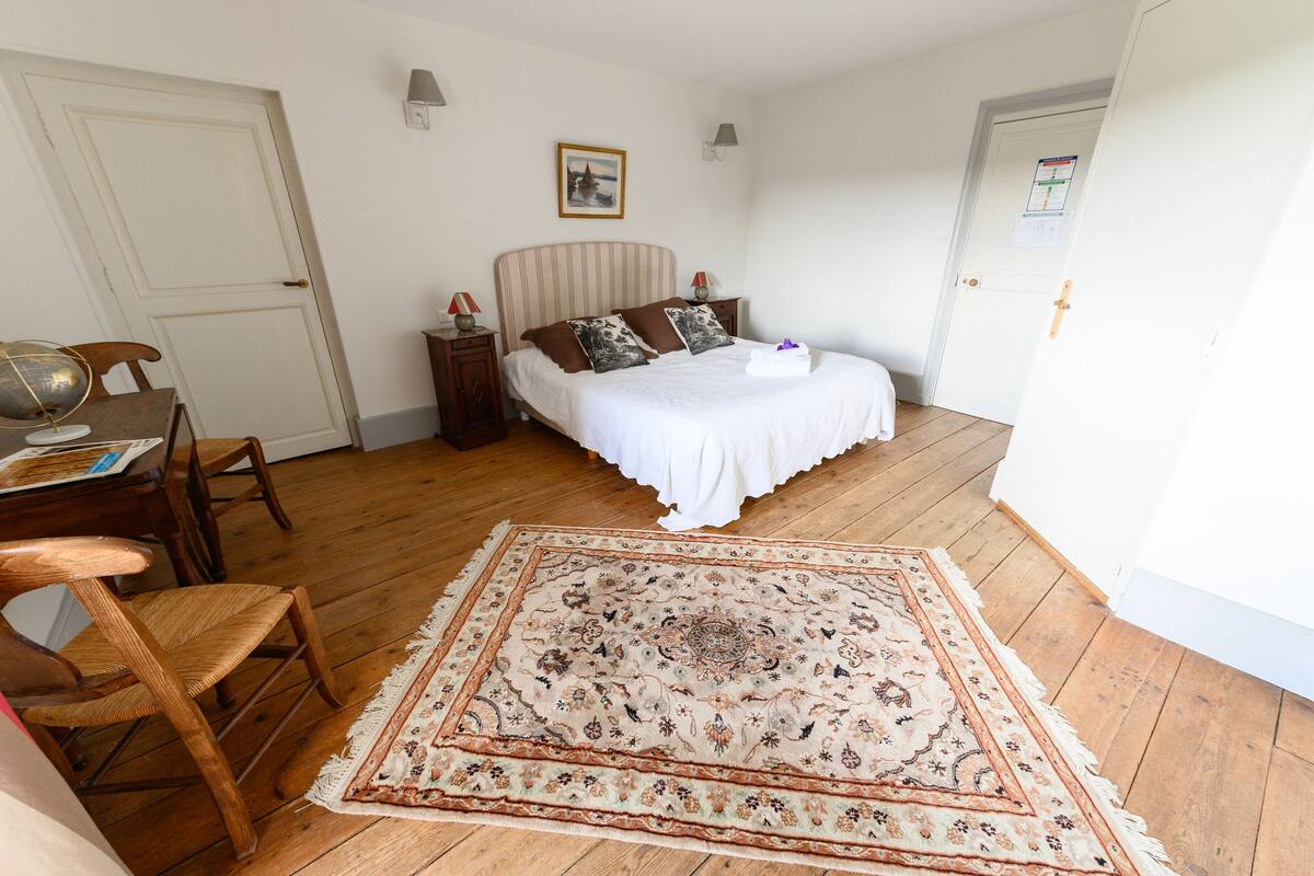 Tabla de planchar con plancha, wifi gratis y ropa de cama