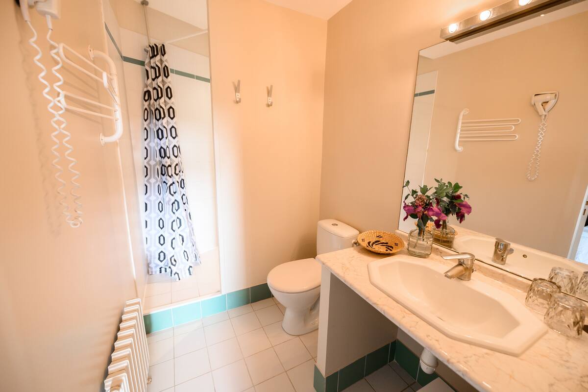 double room | bathroom | free toiletries, hair dryer, towels