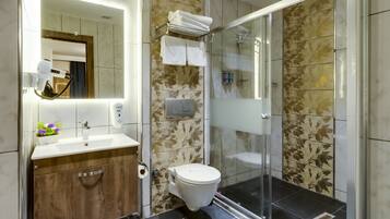 Een douche, gratis toiletartikelen, een haardroger, pantoffels