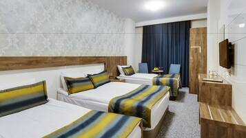 Phòng 3 | Minibar, két bảo mật tại phòng, bàn