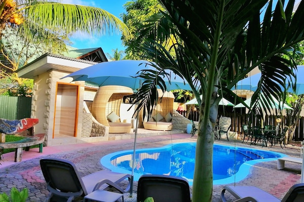 Außenpool, Liegestühle