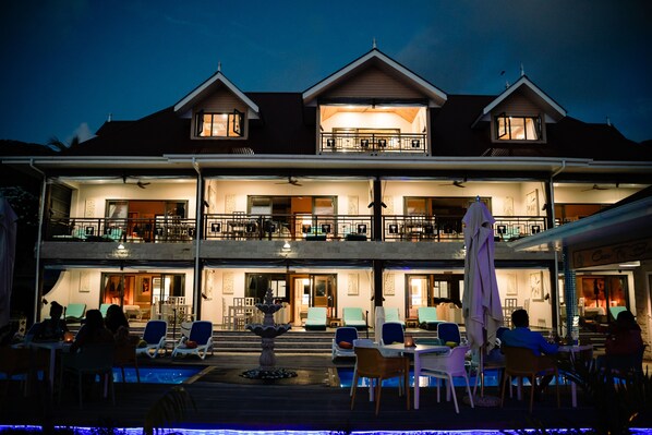 Vista frontal de la propiedad por la tarde o noche