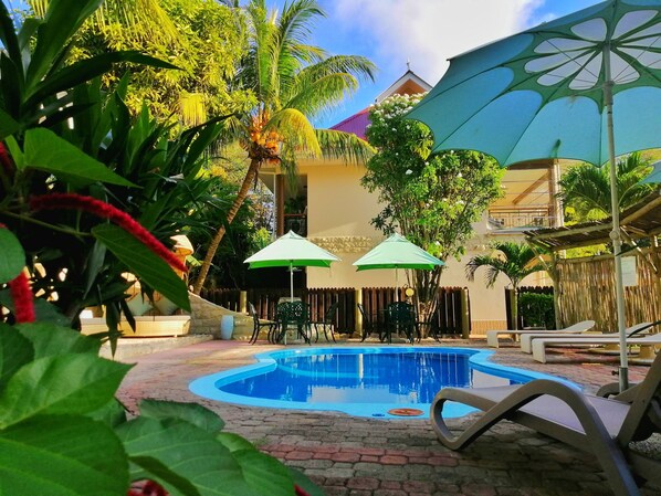 Outdoor pool, pool loungers