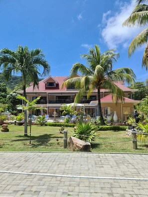 Vista frontal de la propiedad