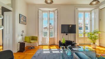 Apartment, 3 Bedrooms | Living room | 42-inch Smart TV with cable channels, DVD player