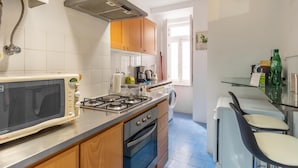 Una cocina moderna con microondas, estufa, horno y armarios de madera.