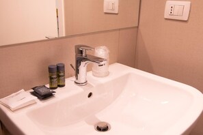 Shower, designer toiletries, hair dryer, bidet - Hotel Della Rosa (Ancona)