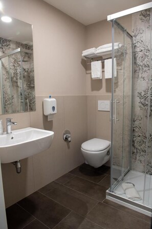 Shower, designer toiletries, hair dryer, bidet - Hotel Della Rosa (Ancona)