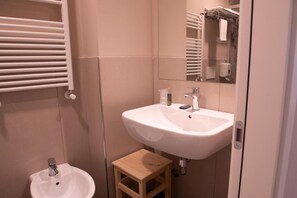 Bathroom | Shower, designer toiletries, hair dryer, bidet - Hotel Della Rosa (Ancona)