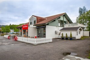 Front of property - Systra Hotel Apartments Sjøholt (Ålesund)