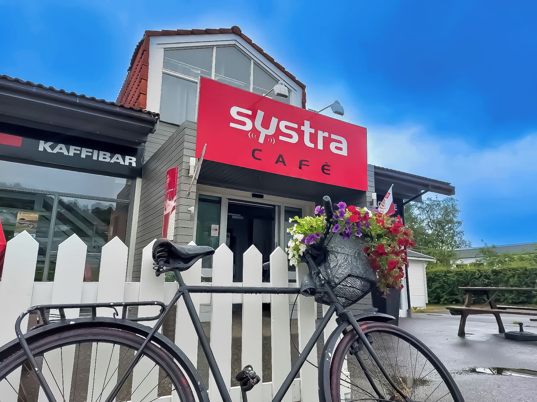 Frokost, lunsj og middag serveres, lokale og internasjonale retter 