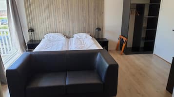 Family Room | Blackout curtains, soundproofing, iron/ironing board, free WiFi