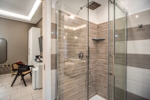 Superior Double Room | Bathroom | Shower, eco-friendly toiletries, hair dryer, slippers - Borgognona Rooms (Rome)