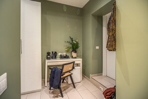 Premium bedding, minibar, in-room safe, desk - Borgognona Rooms (Rome)