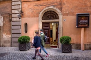 Front of property - Borgognona Rooms (Rome)