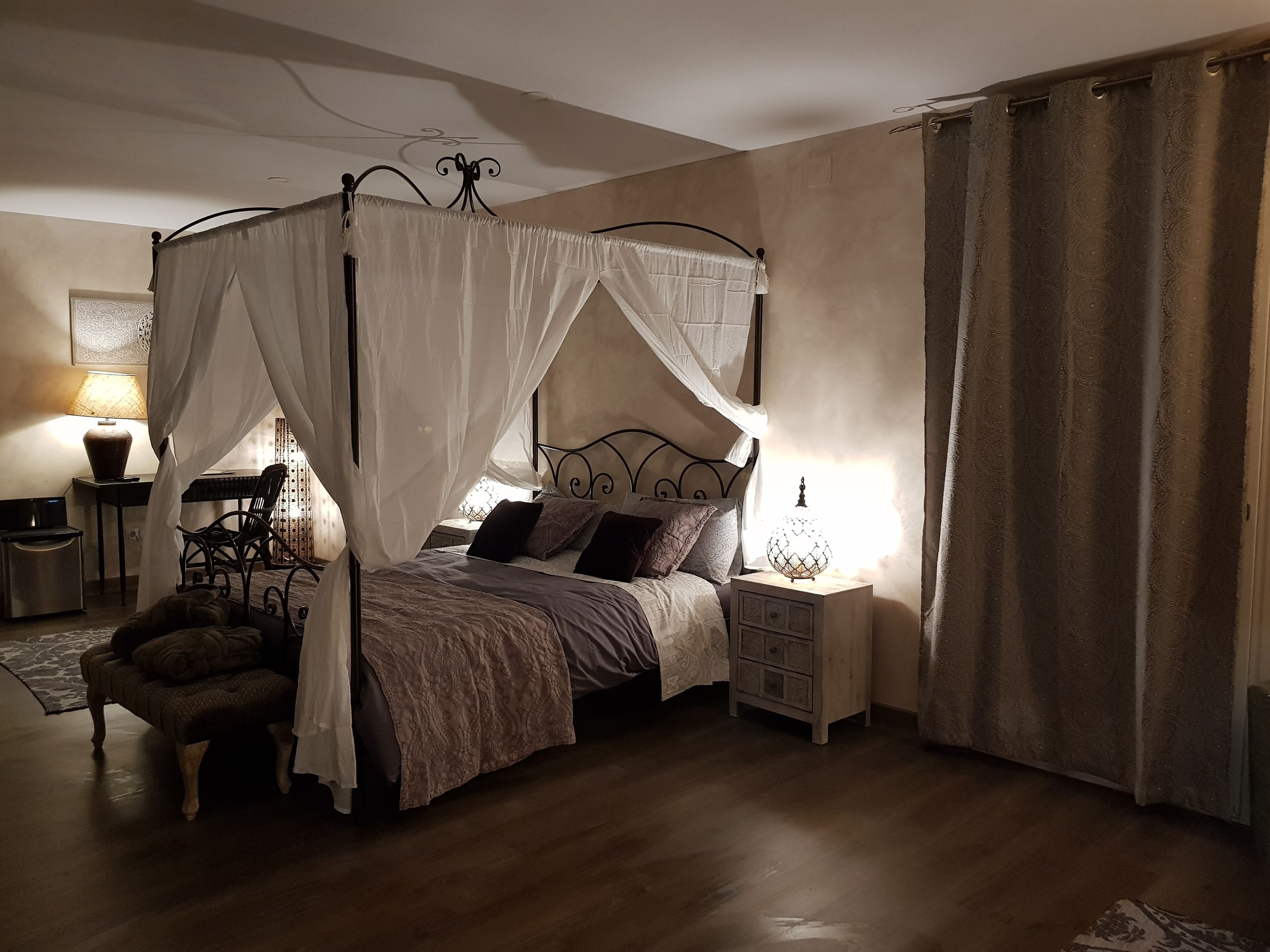 royal double room (azahar) | free minibar, individually decorated, individually furnished, desk