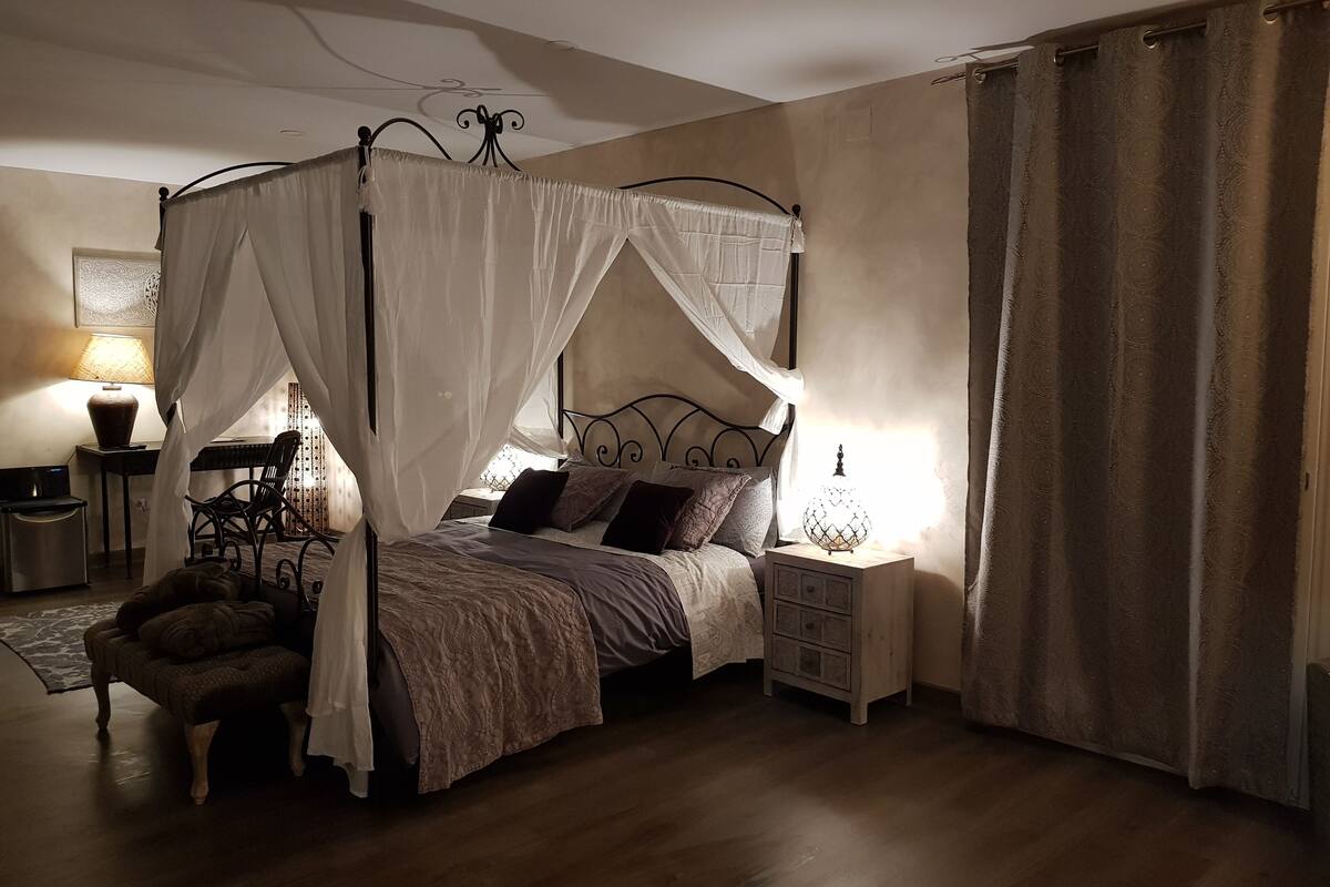 royal double room (azahar) | free minibar, individually decorated, individually furnished, desk