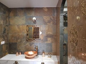 Deluxe-Doppelzimmer (Alheli) | Badezimmer | Kostenlose Toilettenartikel, Haartrockner, Bademäntel, Hausschuhe