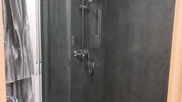Superior tweepersoonskamer (Lavanda) | Badkamer | Gratis toiletartikelen, een haardroger, badjassen, pantoffels